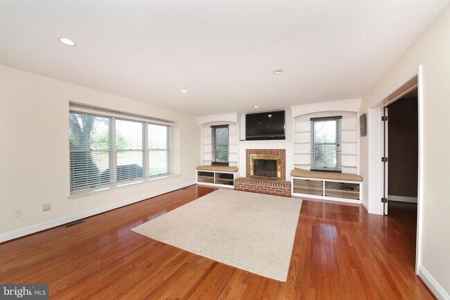 Building Photo - 549 Paterno Dr