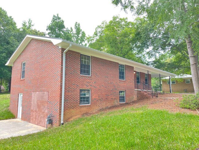 Building Photo - Cute Three Bedroom Off Whitehead Rd!