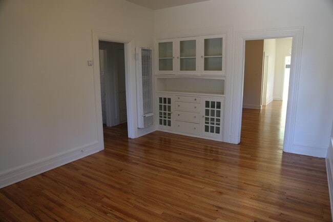 Building Photo - 2204 Parkway Dr
