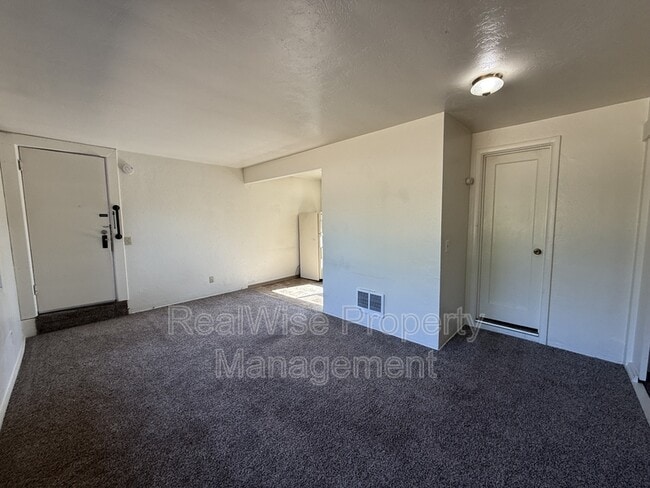 Foto del edificio - 3028 NE Douglas Ave