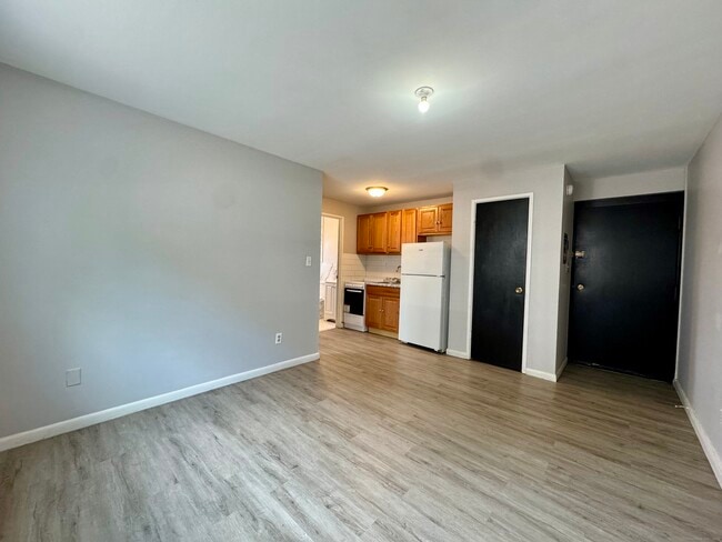 Building Photo - 145 Cowles St