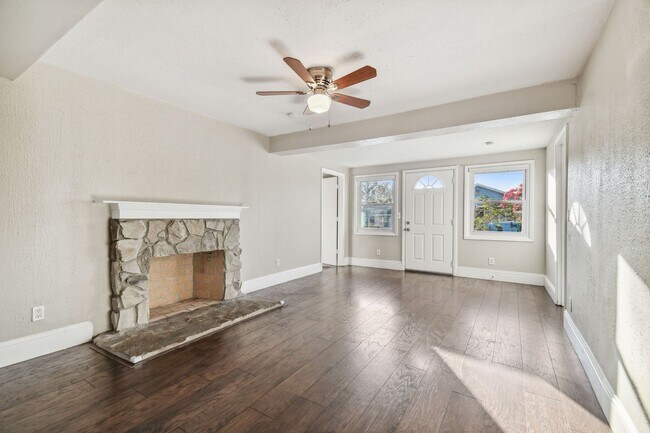 Building Photo - Charming 3 bed 2 bath North Kenwood home w...