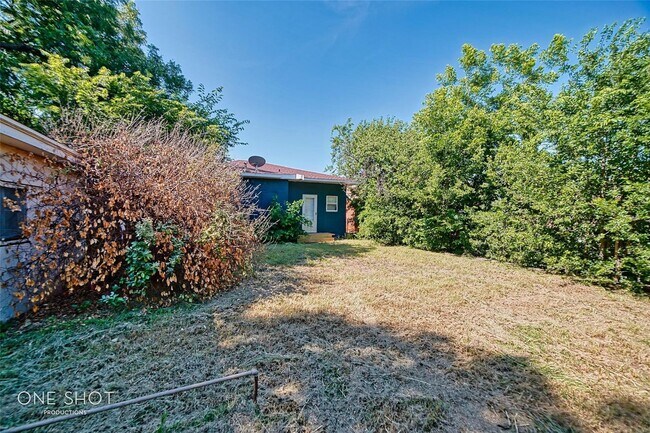 Foto del edificio - 1810 Sandefer St