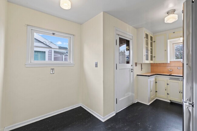 Foto del edificio - 7356 12th Ave NW