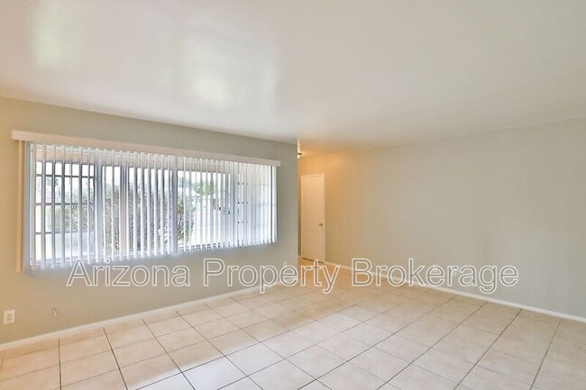 Building Photo - 4640 E Oak St