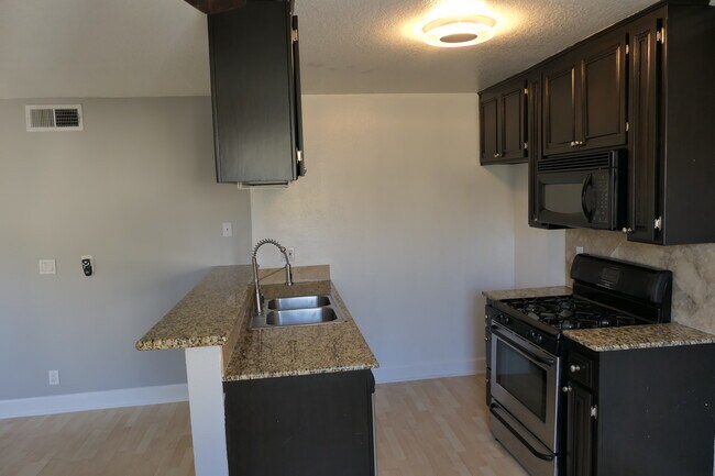 Foto del edificio - 7035 Woodley Ave