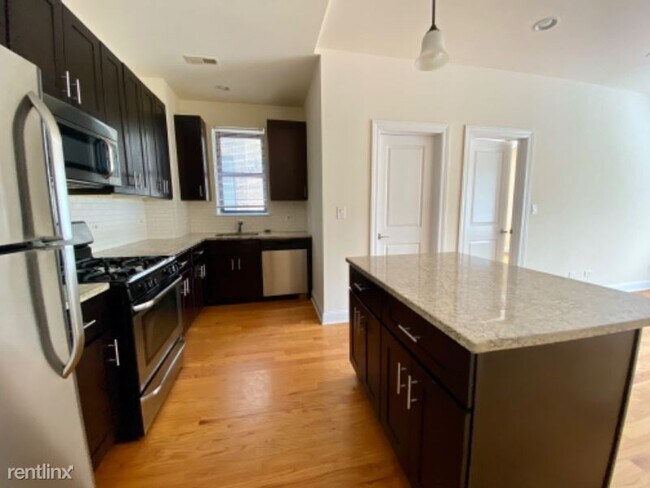 Building Photo - 3 br, 2 bath Condo - 7601 N Sheridan Rd