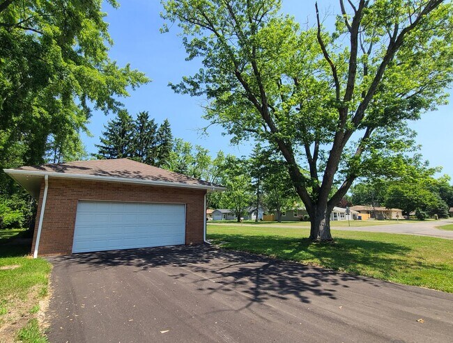 Foto del edificio - Spacious 4-Bed, 2-Bath Updated Home in Ben...