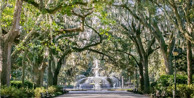 Forsyth Park 1.5 miles from your unit - 624 E Victory Dr