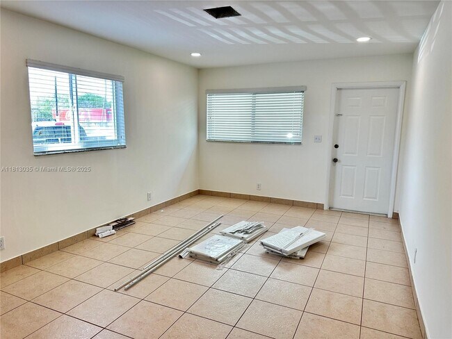 Foto del edificio - 4650 SW 65th Ave