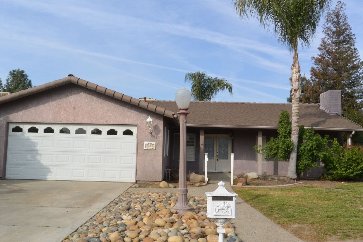 Primary Photo - Nice 3 Bed/2 Bath w/POOL + Pool Care & Yar...