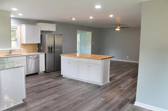 Building Photo - 2226 Windcrest Dr