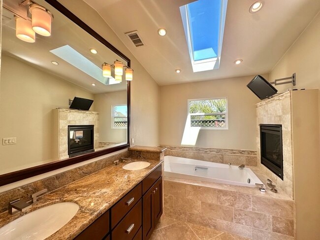 Building Photo - Meticulously Upgraded Single Family Home P...