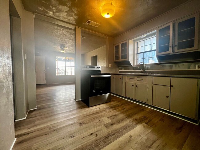 Building Photo - Home in Slaton