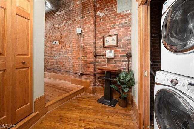 Foto del edificio - 1667 E 40th St