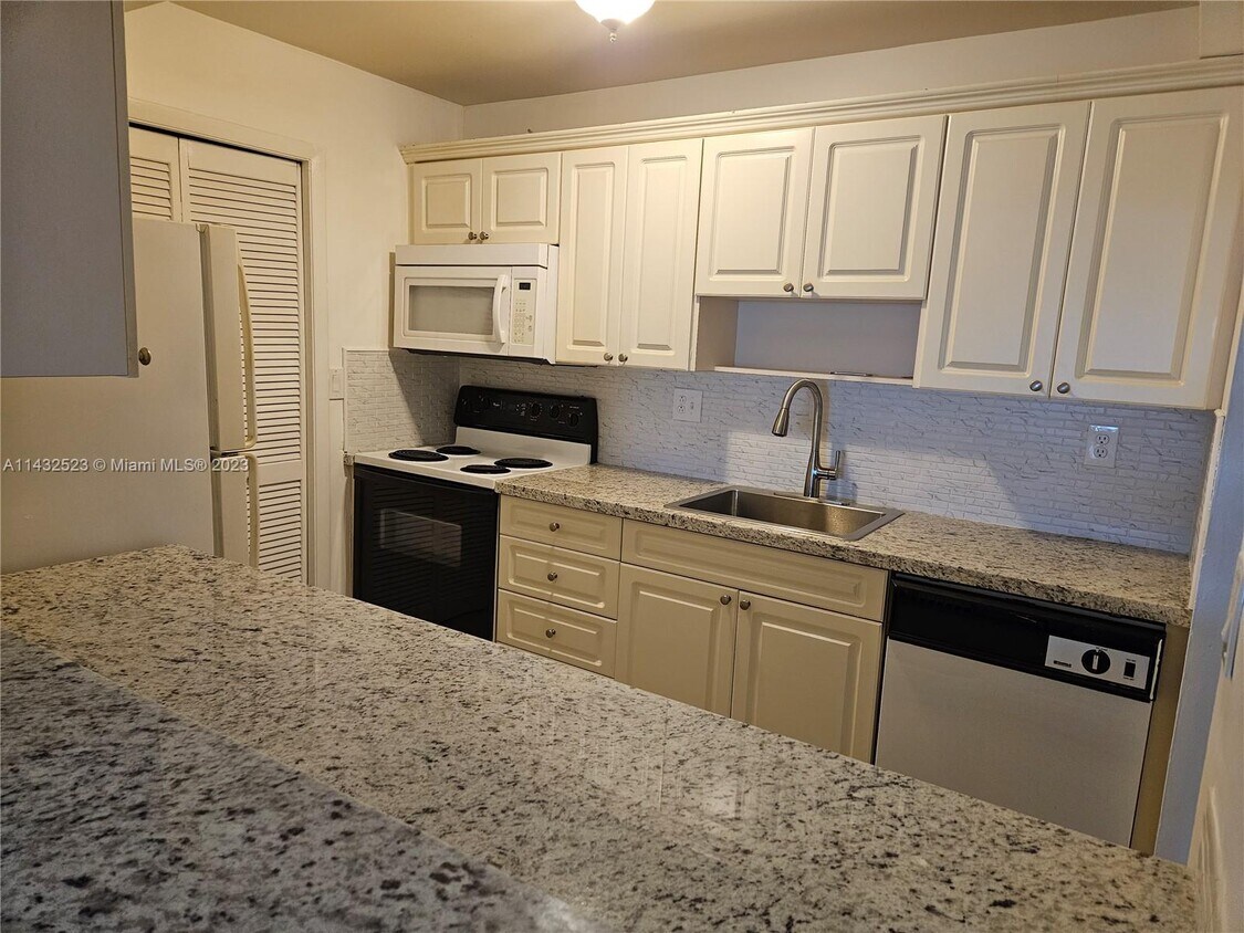 120 Lakeview Dr Unit 307, Weston, FL 33326 Condo for Rent in Weston, FL