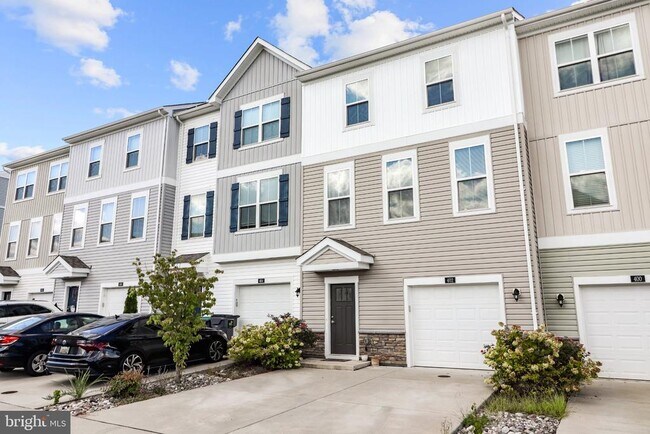Building Photo - 402 Honeyberry Ln