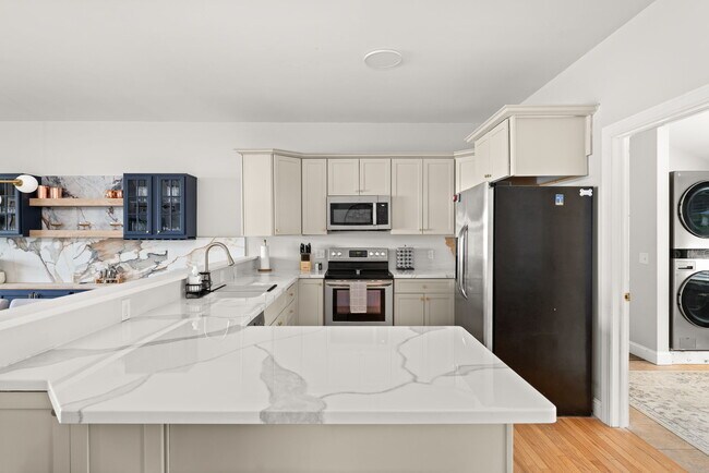 Foto del edificio - 1465 E Lakeshore Dr
