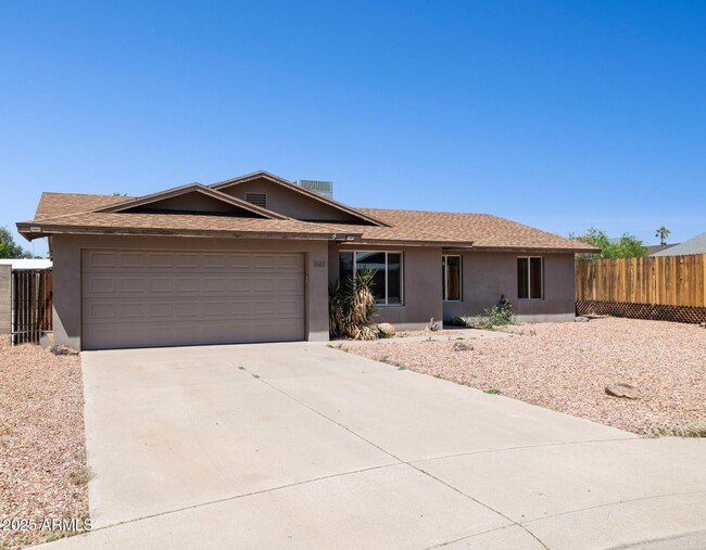 Building Photo - 1661 E Bishop Dr