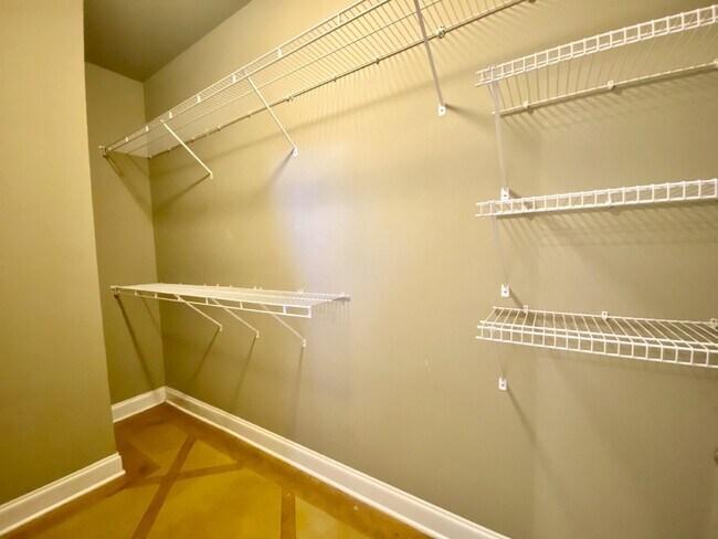 Foto del edificio - Ground-Level 1BR/1BA Townhouse in Gated Chatsworth Court, Near LSU
