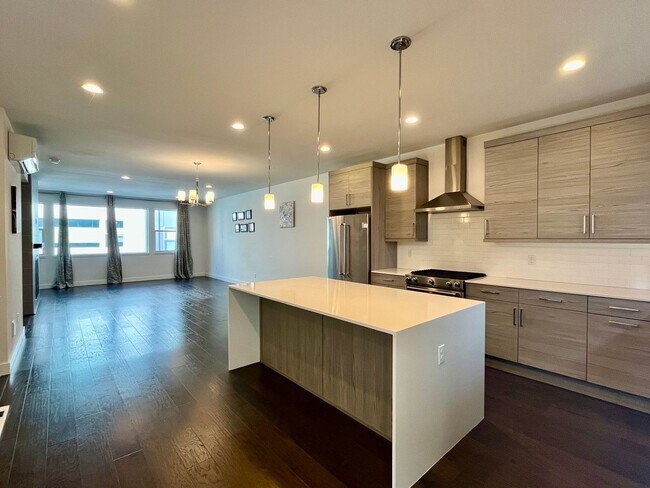 Building Photo - Spacious 4 Bed / 3 Bath Home with Stunning...