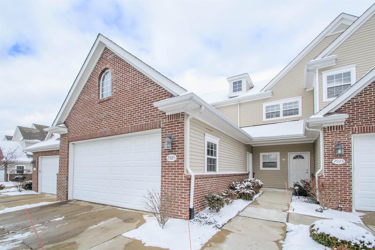 Primary Photo - 2925 N Knightsbridge Cir