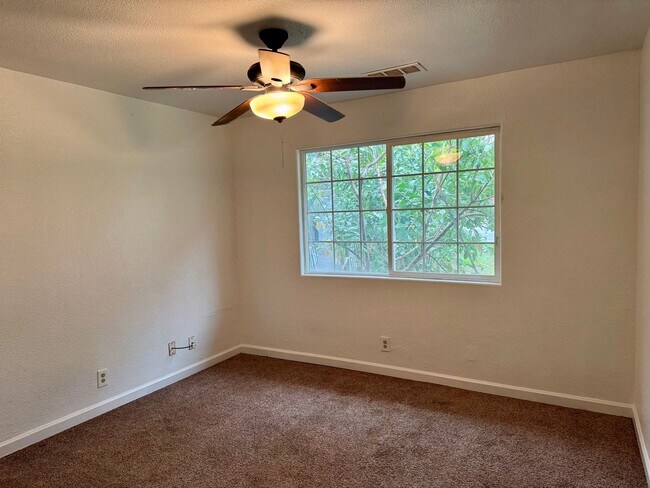 Foto del edificio - 3 Bedroom 2 Bath , With Solar