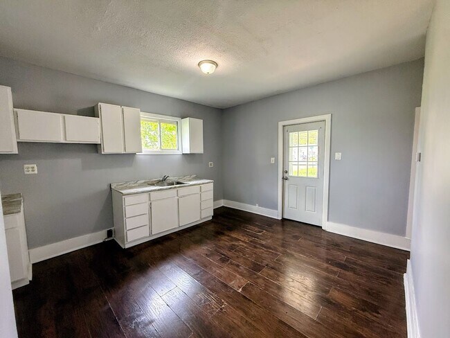 Foto del edificio - Large 4 bedroom home available for rent - Canton NE