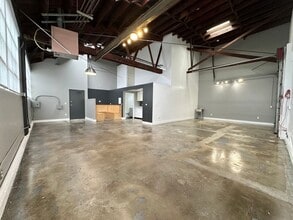 Building Photo - 811 E 7th St