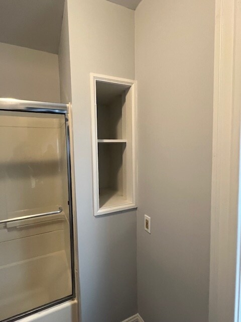 Almacenamiento de ropa de baño - 635 Broadway St