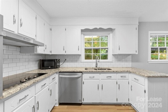Building Photo - 2122 Knickerbocker Drive