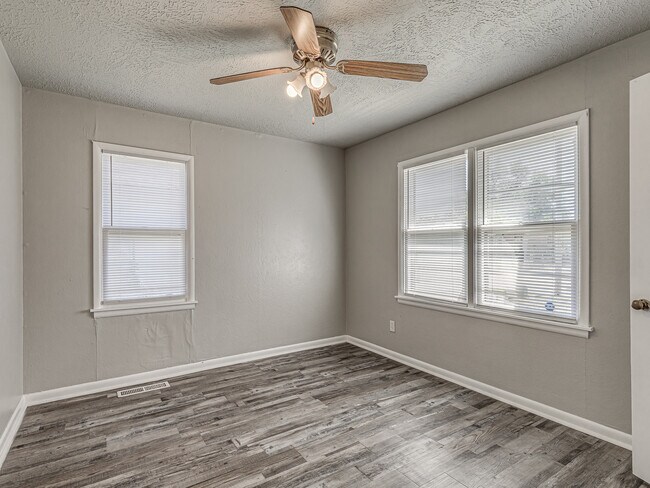 Building Photo - 3801 SW 40th Pl