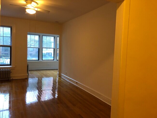 Foto del edificio - 1134 W Pratt Blvd