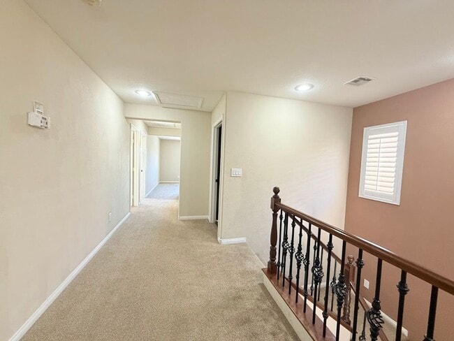 Building Photo - BEAUTIFUL 3 BEDS WITH 2.5 BATH HOUSE