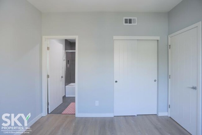 Building Photo - 2 bedroom in Los Angeles CA 90038