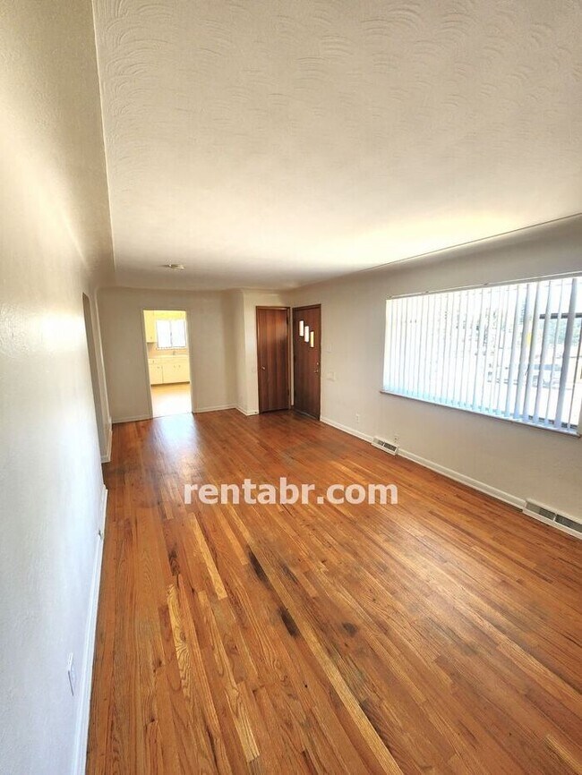 Foto del edificio - Available NOW! Walk to Sloans Lake & Highl...
