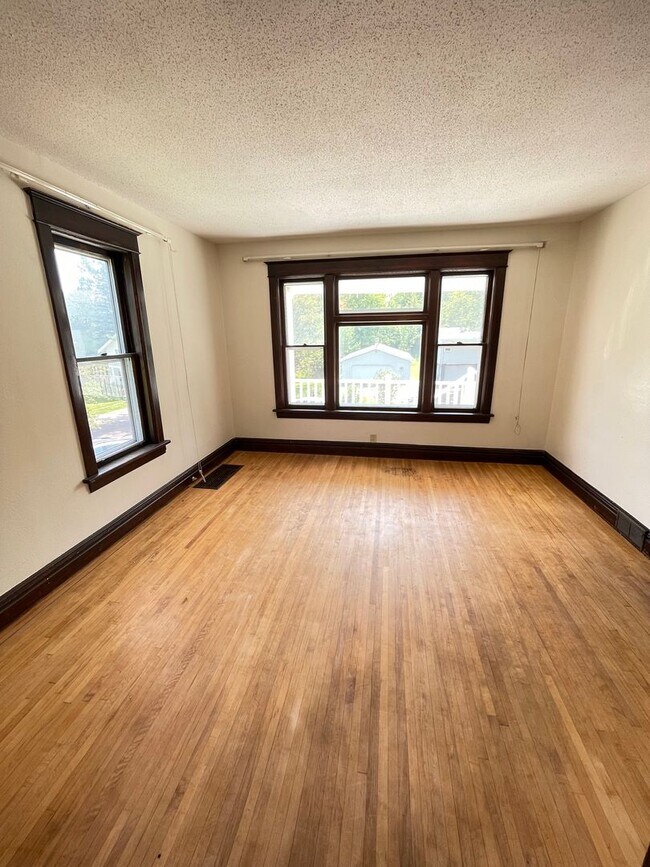 Building Photo - AVAILABLE JULY- 3 Bedroom, 1.5 Bath Home!