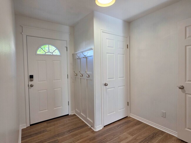 Building Photo - 326 N Escalante Dr