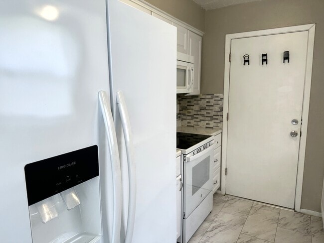 Building Photo - 9822 Rumbling Wood Ln