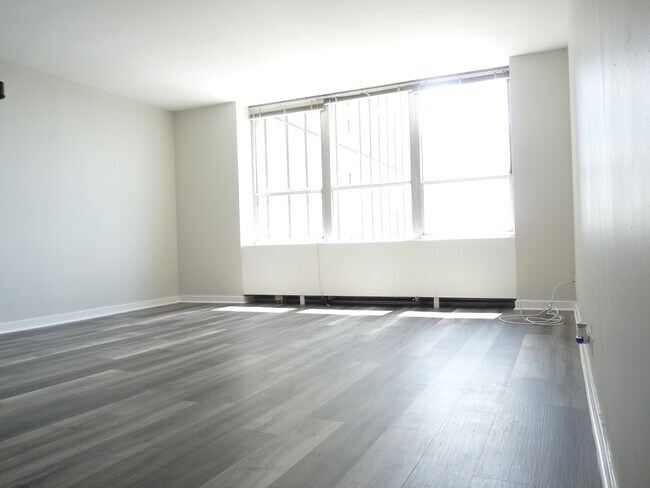 Foto del edificio - 655 W Irving Park Rd