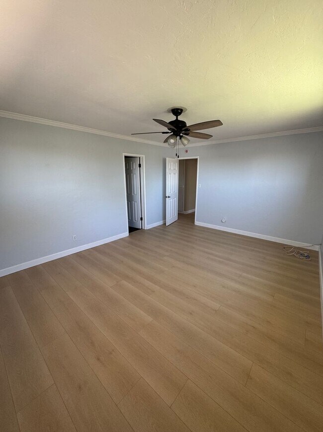 Building Photo - Charming 3-Bedroom, 2-Bathroom Home with H...
