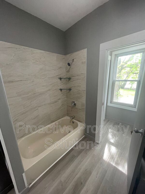 Foto del edificio - 1028 N Webster Ave