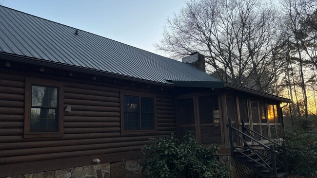 Building Photo - Log Cabin in Oconee on a 1.357 acre neighborhood wooded lot!