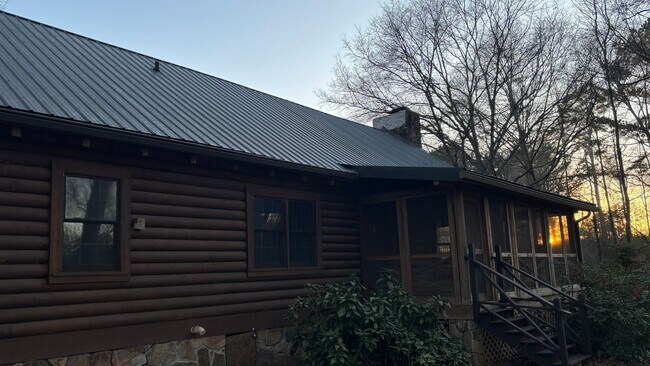 Foto del edificio - Log Cabin in Oconee on a 1.357 acre neighborhood wooded lot!