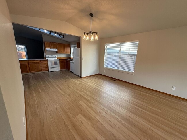 Building Photo - Newly Renovated 3B/2Ba Home in Quiet Neighborhood!