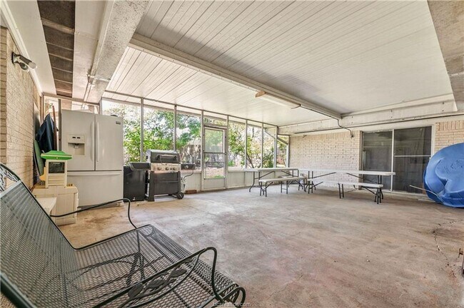 Foto del edificio - 4 bed, 2.5 bath house on HUGE corner lot B...