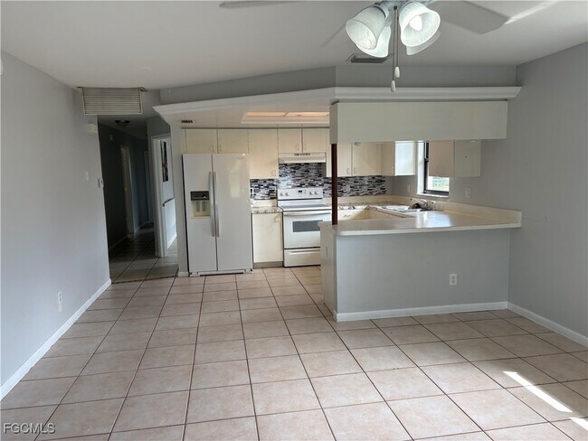 Foto del edificio - 3309-3307 SW Santa Barbara Pl