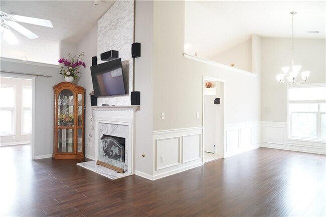 Building Photo - 580 Chandon Way