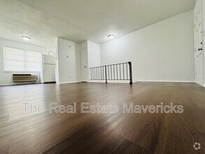 Building Photo - 925 Shallowford Rd