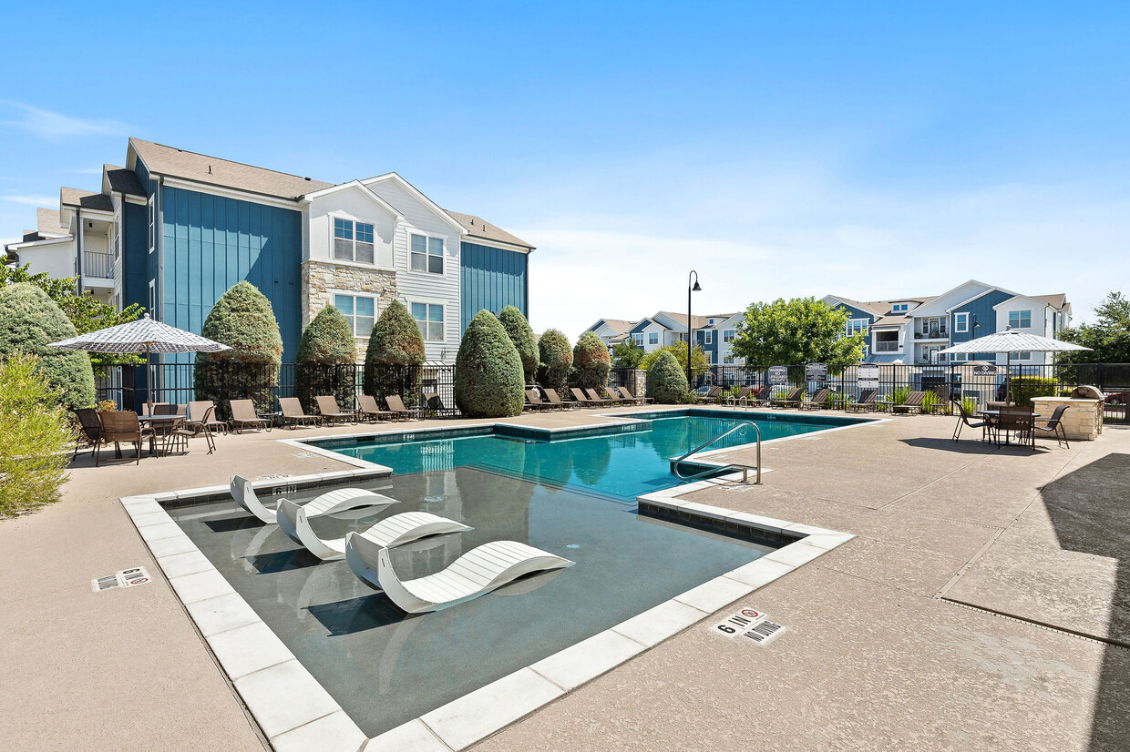 Piscina estilo centro turístico con terraza - Bexley at Tech Ridge